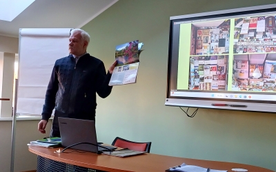 Ar kalendorius tik metus skaičiuoja? Žinoma, kad ne tik. Tai Veisiejų bei Lazdijų Trečiojo amžiaus universiteto klausytojams patvirtino Kalendorių muziejaus įkūrėjas, kraštotyrininkas ir knygų autorius Albinas Jarmala.
