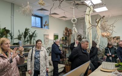Siekiant įgyti naujų patirčių, kurias galėtų pritaikyti pamokose, technologijų, dailės mokytojų bei etnokultūros ugdytojų metodinių būrelių nariai dalyvavo edukacinėje išvykoje „Kūrybiškumo ir kultūrinių kompetencijų ugdymas netradicinėse erdvėse“.