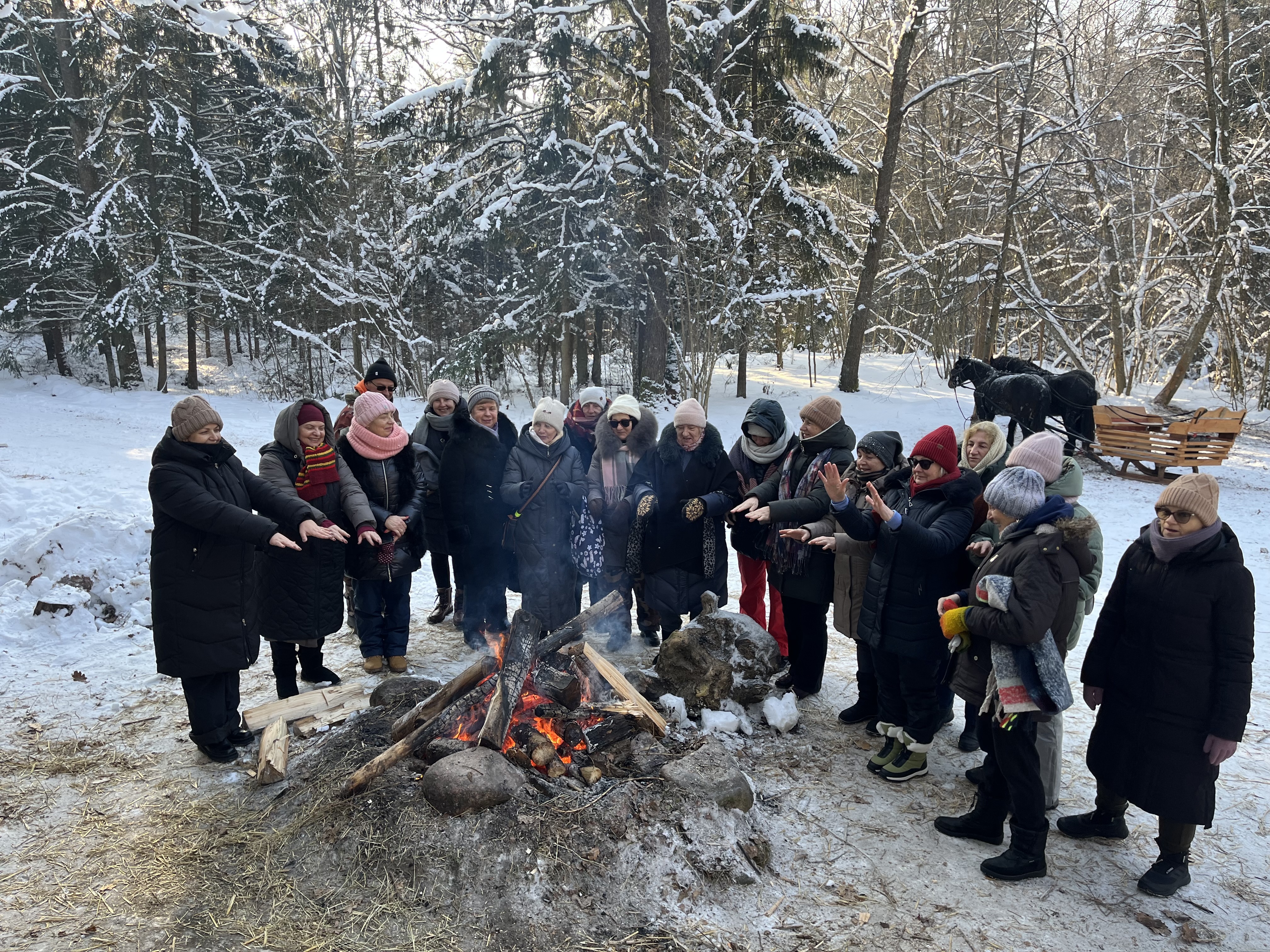 Daug gerų emocijų ir bendrystės akimirkų Lazdijų senjorai patyrė dalyvaudami žiemos miško aplinkos pažinimo užsiėmimuose "Miško maudynės". 