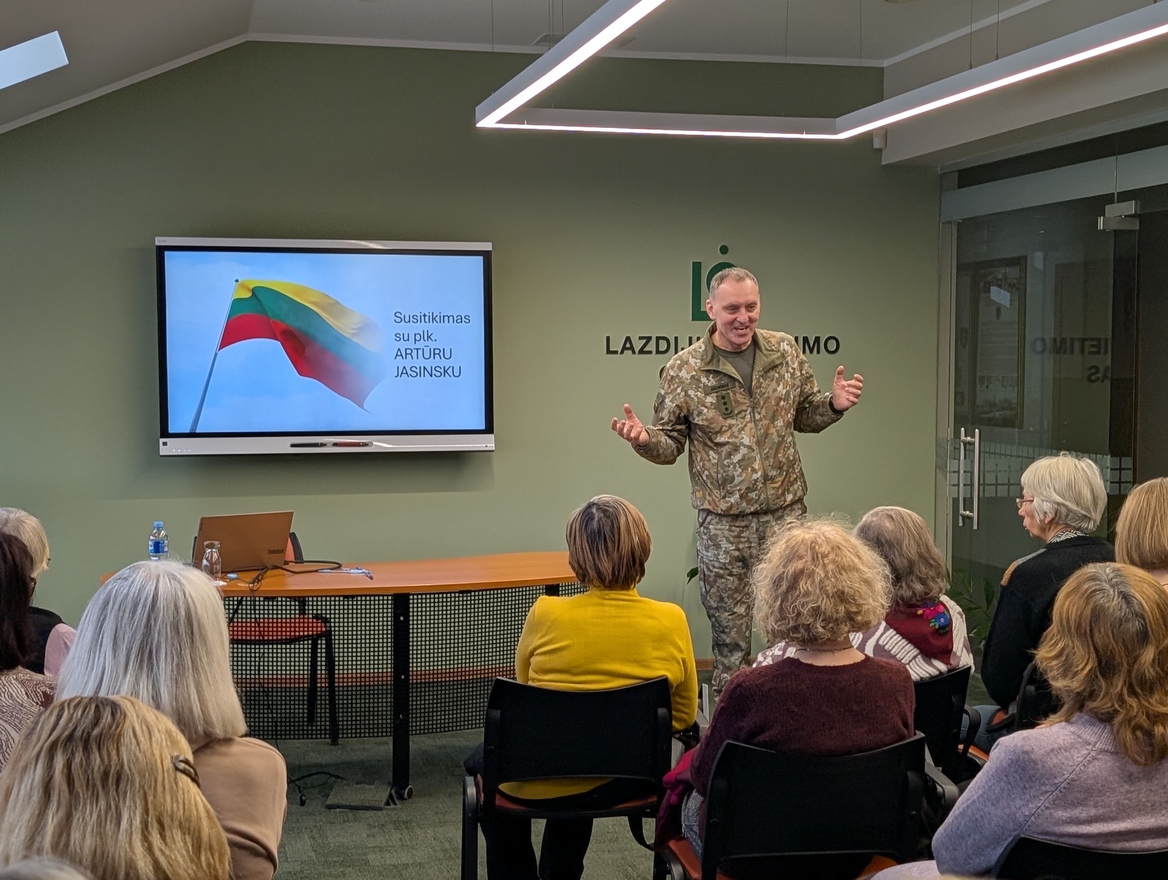 Artėjant Valstybės atkūrimo dienai Lazdijų skyriaus TAU klausytojai susitiko su kraštiečiu, Lietuvos kariuomenės pulkininku Artūru Jasinsku. Pokalbis buvo skirtas šalies saugumo temai ir kiekvieno piliečio vaidmeniui jį stiprinant.