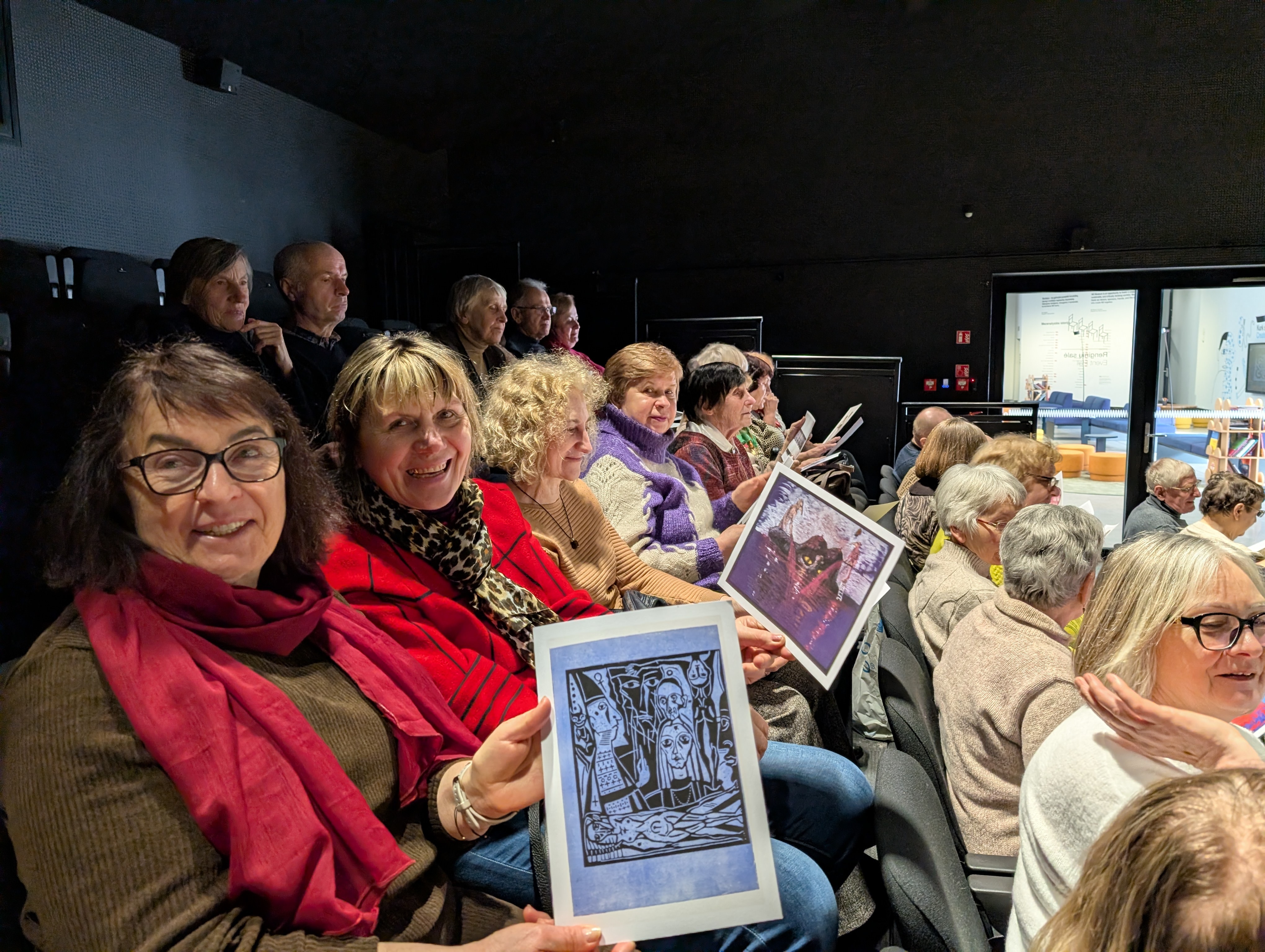 Literatūros ir meno kupiną bendrystę Lazdijų senjorai patyrė  kelionėje į Vilnių! Apsilankymas Vilniaus knygų mugėje, kurios šių metų šūkis – „Žodis ieško savo žmogaus“ – ypač prasmingai atliepė mūsų bendruomenės vertybes.