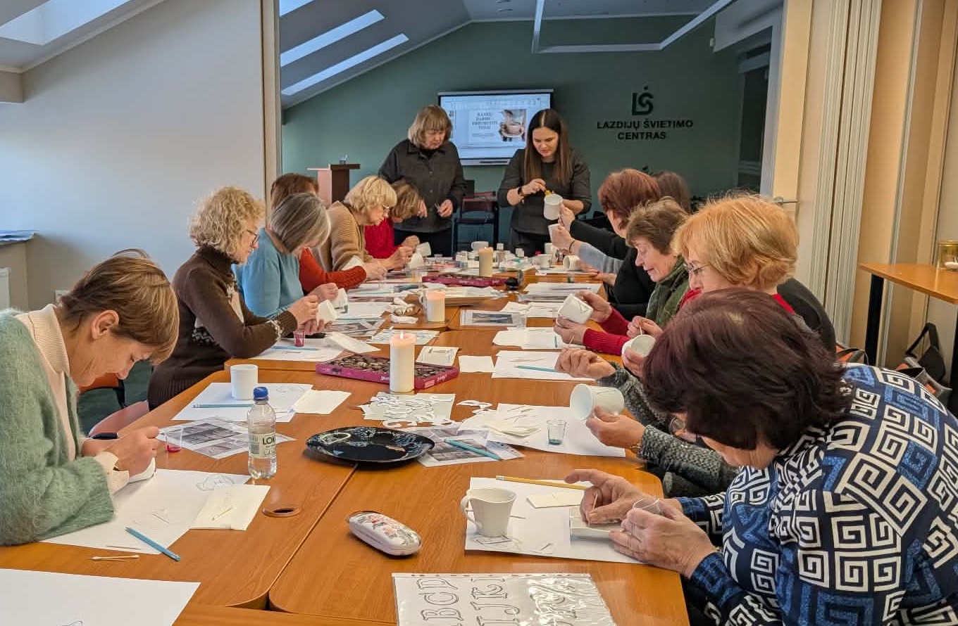 Lazdijų TAU senjorai dalyvavo paskaitoje–edukacijoje „Puodelių dekoravimas“, kuri tapo ne tik kūrybiniu užsiėmimu, bet ir prasminga pažintimi su naujomis meninės raiškos galimybėmis.