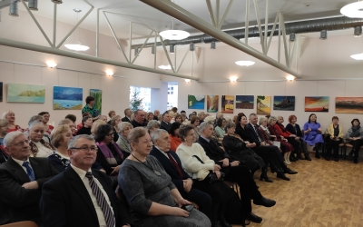 Lazdijų bei Veisiejų Trečiojo amžiaus universiteto klausytojai susibūrę draugėn į tradicinę naujų metų sutiktuvių šventę spinduliavo gera nuotaika, džiaugėsi praėjusių metų įdomiomis ir įtraukiomis veiklomis bei nuoširdžia bendryste