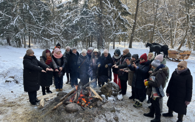 Daug gerų emocijų ir bendrystės akimirkų Lazdijų senjorai patyrė dalyvaudami žiemos miško aplinkos pažinimo užsiėmimuose "Miško maudynės". 