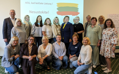 Stažuotėje „Tvari lyderystė. Mokyklų bendruomenių įgalinimas veiklai“ Lazdijų savivaldybės administracijos atstovai, ugdymo įstaigų vadovai bei švietimo srities specialistai nagrinėjo temas „Tvari lyderystė – asmeninė ir komandos“ bei „Kaip įsigalinti ir įgalinti pokyčiams“. 