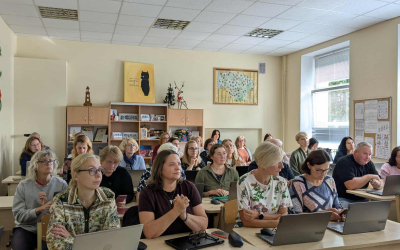eisiejų Sigito Gedos gimnazijos mokytojai gilino žinias ir praktinius įgūdžius Lazdijų švietimo centro organizuotuose mokymuose, kuriuos vedė DI lektorius Darius Grigaliūnas.