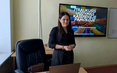 Vyresnioji dailės ir technologijų mokytoja Inga Kūlokienė susitikimuose su rajono technologijų bei dailės mokytojų metodinių būrelių nariais pristatė savo patirtis ir įžvalgas.