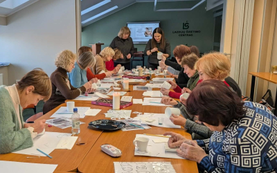Lazdijų TAU senjorai dalyvavo paskaitoje–edukacijoje „Puodelių dekoravimas“, kuri tapo ne tik kūrybiniu užsiėmimu, bet ir prasminga pažintimi su naujomis meninės raiškos galimybėmis.